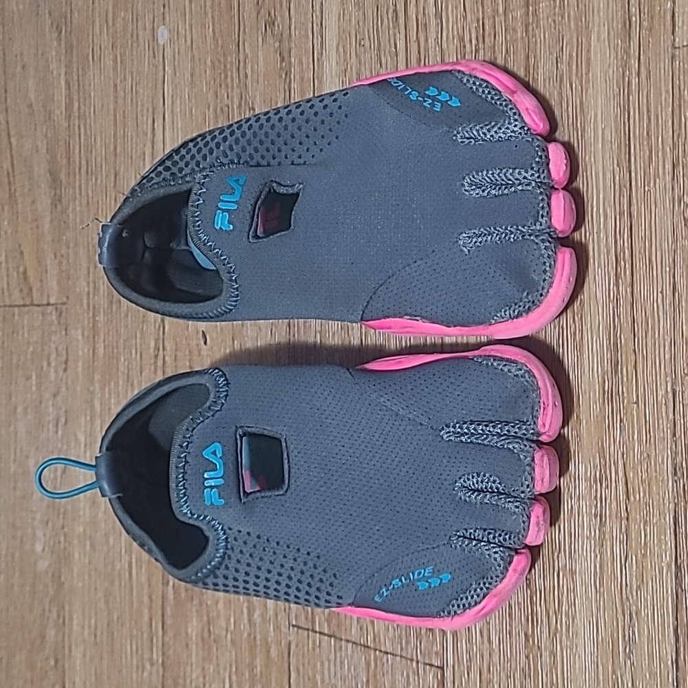 SOLD!!! Fila skeleton toe shoes
